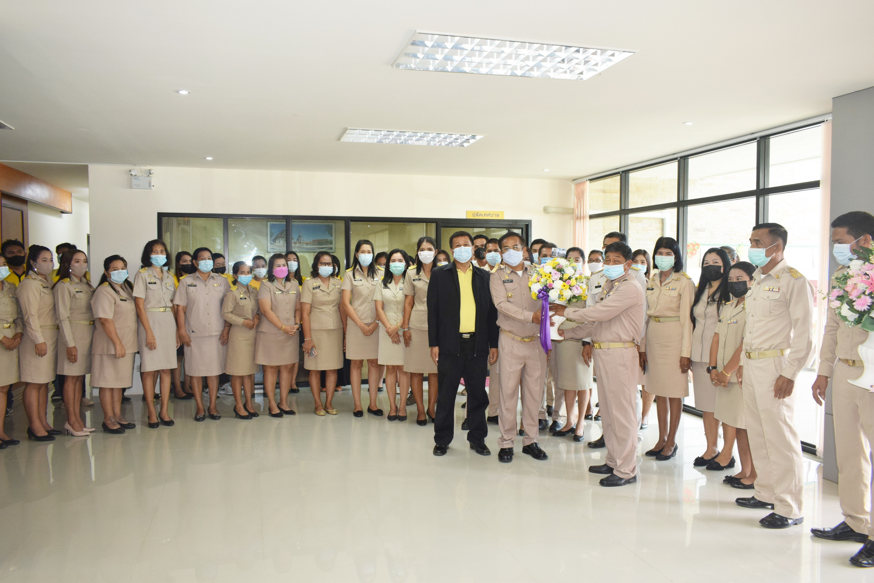 นายกัญจน์พงศ์ ศรีปรางค์ ปลัดเทศบาลตำบลถ้ำใหญ่ นำพนักงานเจ้าหน้าที่เทศบาลตำบลถ้ำใหญ่ กล่าวต้อนรับ นายอนันต์ ด่านสกุล นายกเทศมนตรีตำบลถ้ำใหญ่ และคณะ ซึ่งเข้ามารับตำแหน่งหน้าที่ นายกเทศมนตรีตำบลถ้ำใหญ่ พร้อมมอบดอกไม้แสดงความยินดี
